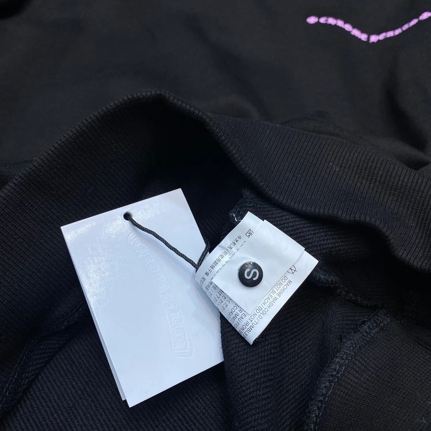 P248 Chrome Hearts Autumn and Winter 2025 are available simultaneously at counters❤️ Chrome Matty Boy pink letter sweatshirt hooded sweatshirt. Imported environmentally friendly glue printing and dyeing. Improved customized version of 1:1 high-gram weight high-quality fabric. Recommended color: black. Size: S, M, L, XL.